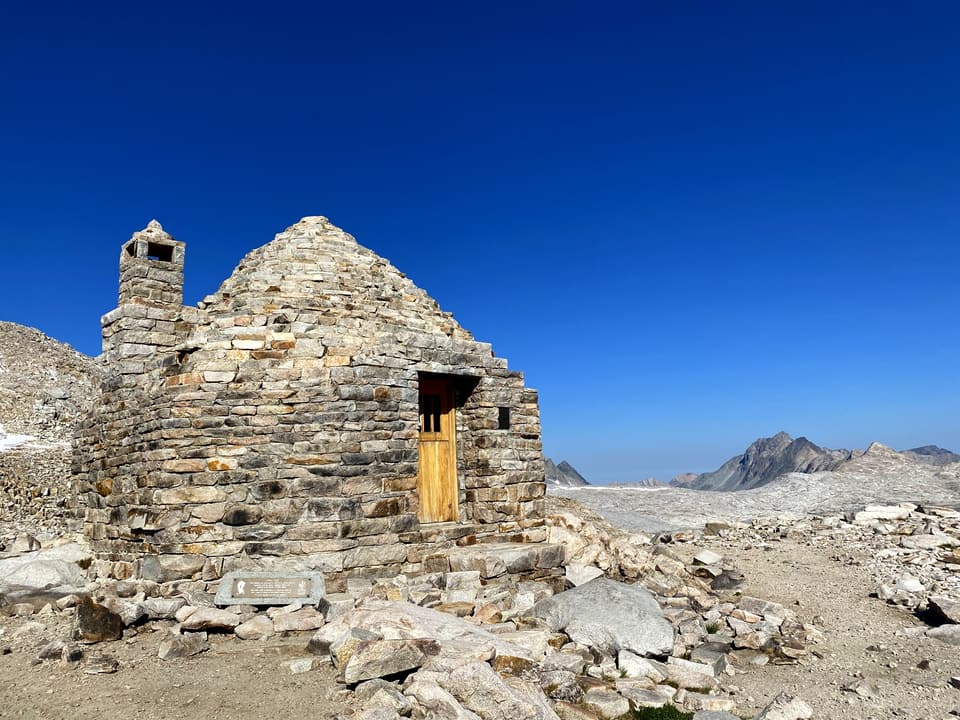 the stone hut on Muir Pass